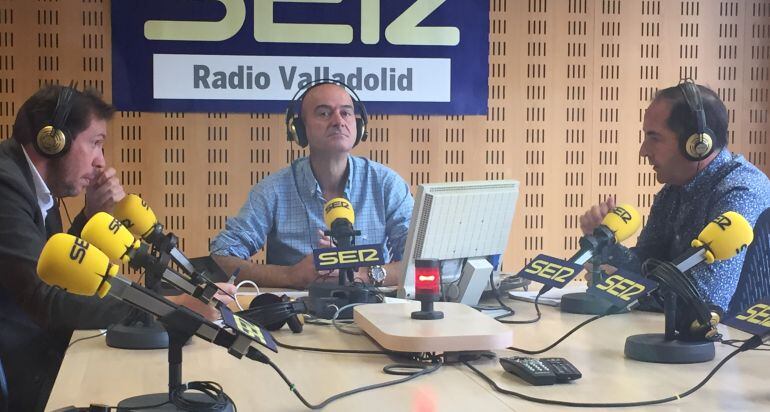 El alcalde de Valladolid junto a Carlos Flores (c) y José María Francisco (d) en los estudios de Radio Valladolid