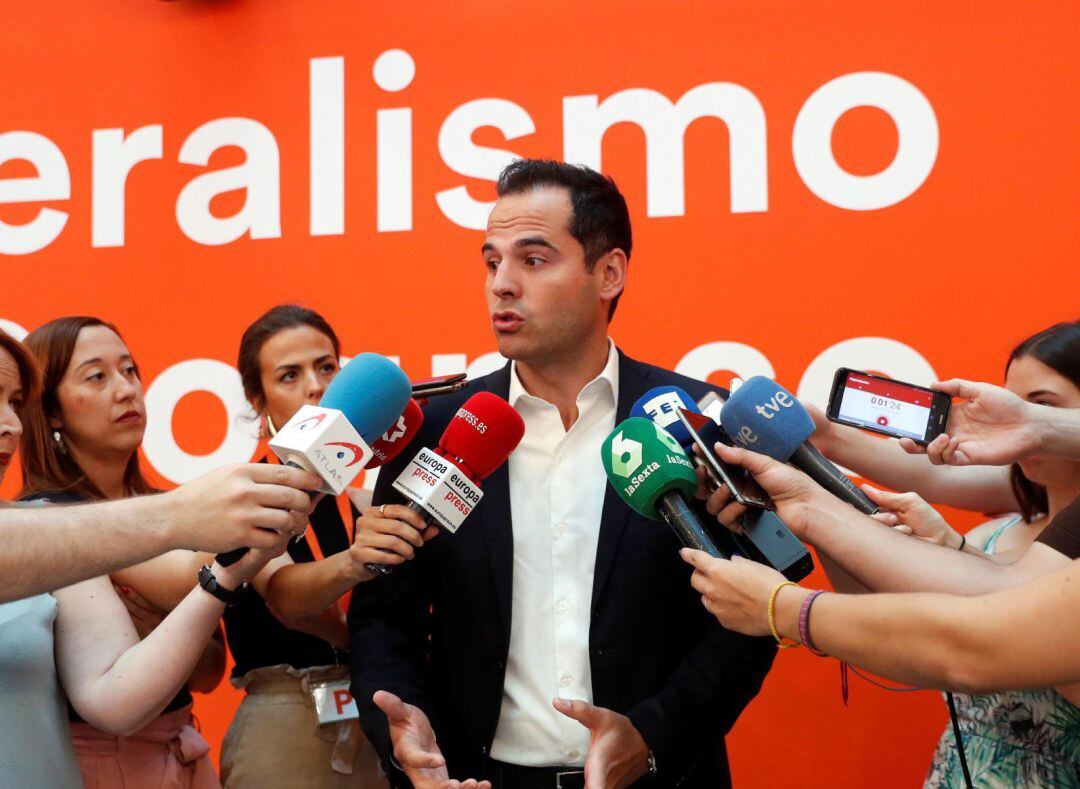  El líder de Ciudadanos en la Comunidad de Madrid, Ignacio Aguado, atiende a los medios de comunicación este domingo en la sede del partido. 