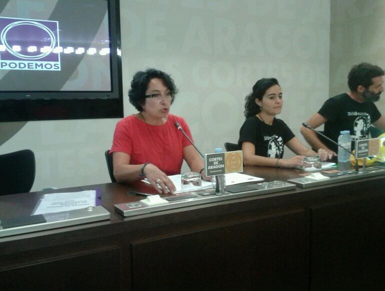 Amparo Bella, de Podemos, con dos educadores del Centro de Acogida de Menores