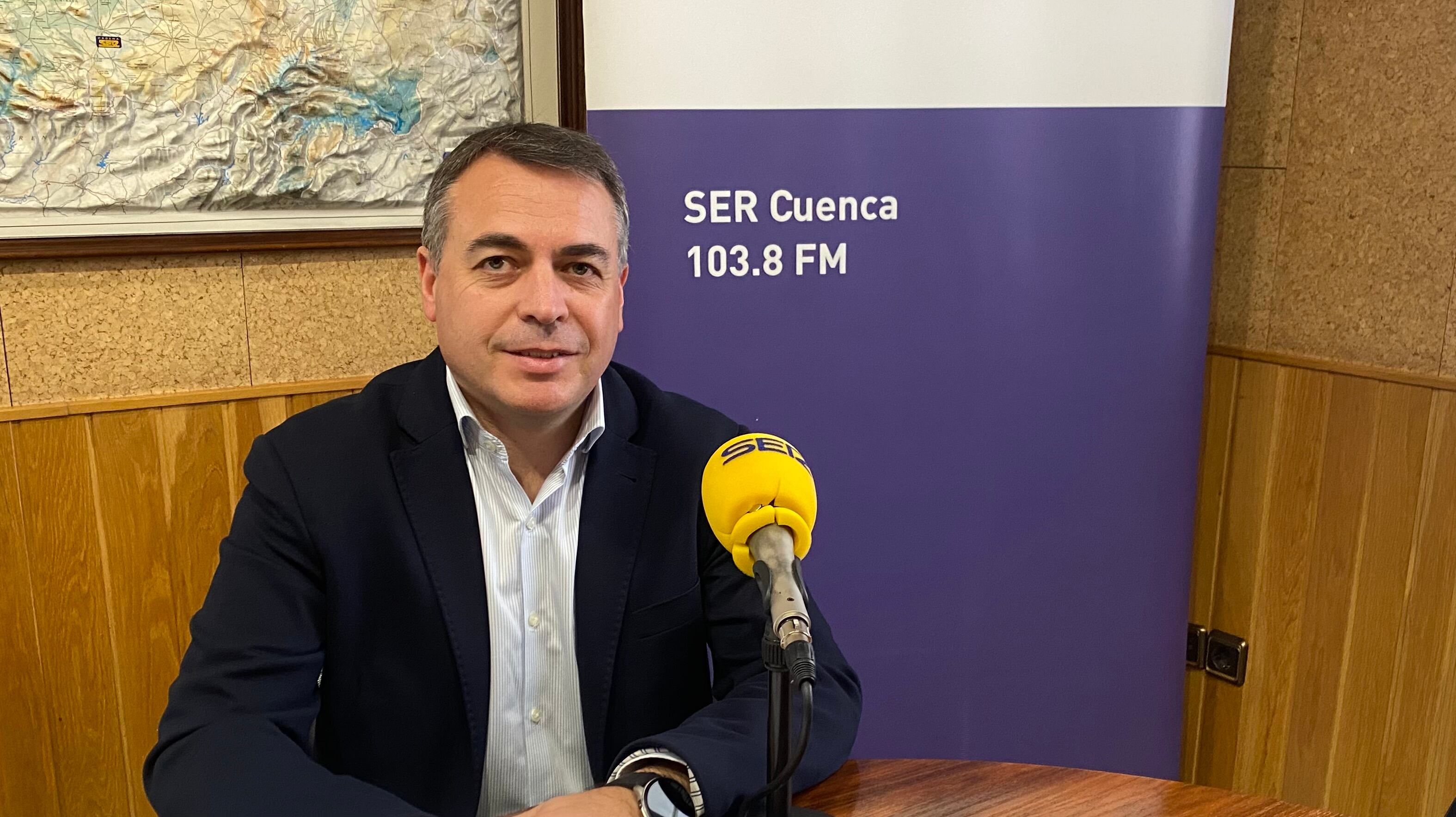 Óscar Martínez, delegado de Economía, Empresas y Empleo en Cuenca, en los estudios de SER Cuenca.