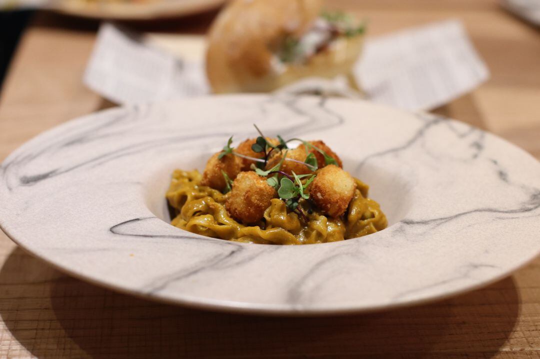 Pasta fresca al pesto de pimientos con queso de cabra frito y albahaca
