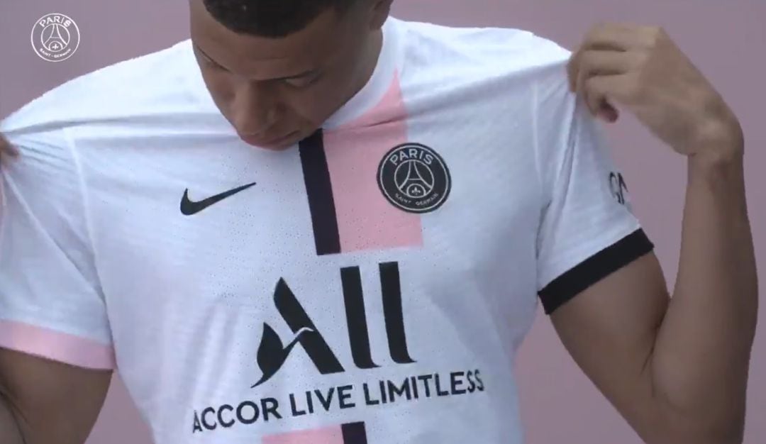 Mbappé presentando la nueva equipación del PSG