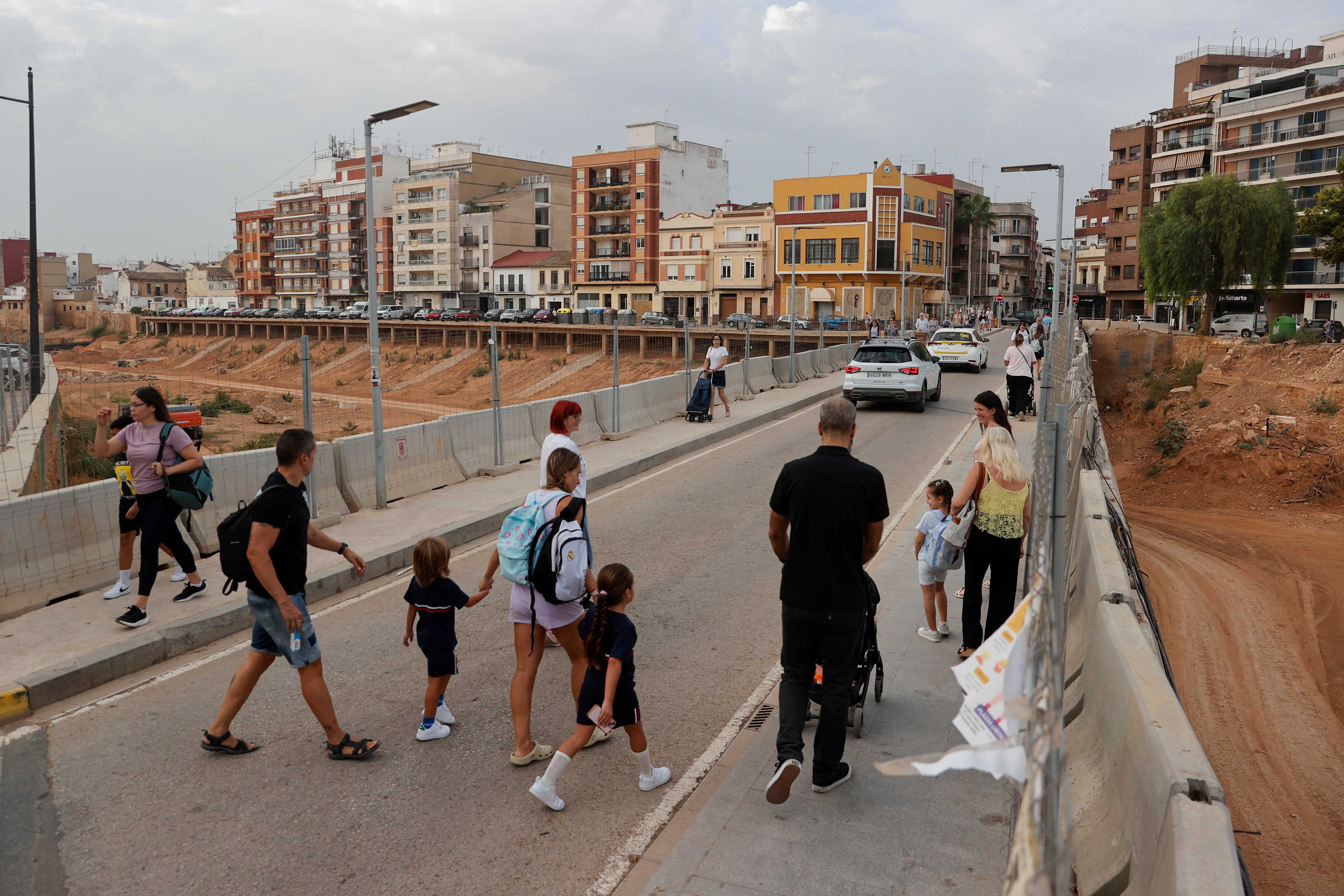 Varias familias cruzan el barranco del Poyo camino al colegio durante el comienzo del curso escolar 2025-2026 en la Comunitat Valenciana.