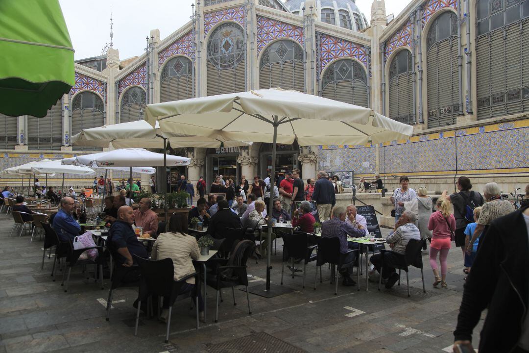 Turistas y vecinos frente al Mercat Central