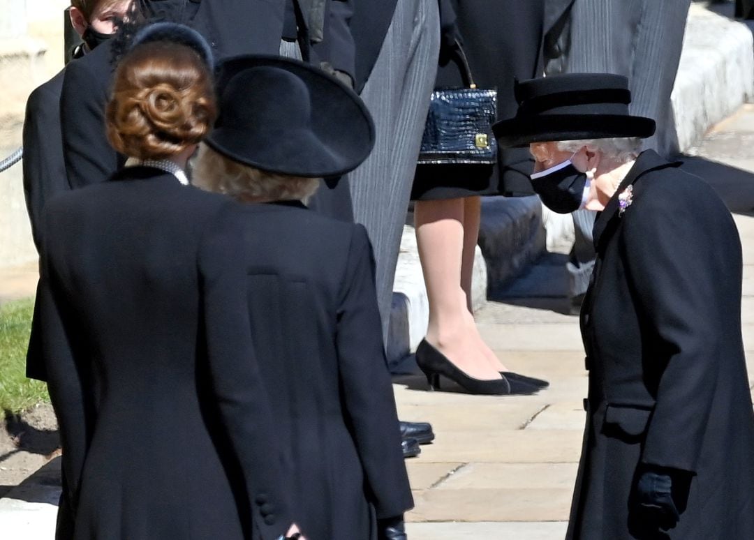 Isabel II, de luto y con mascarilla el día del funeral de su marido. 