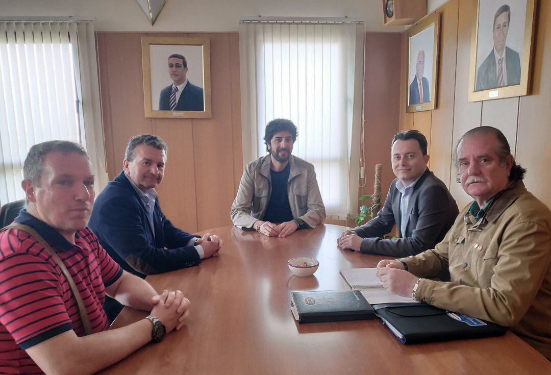 Imagen de la reunión con representantes del Automóvil Club