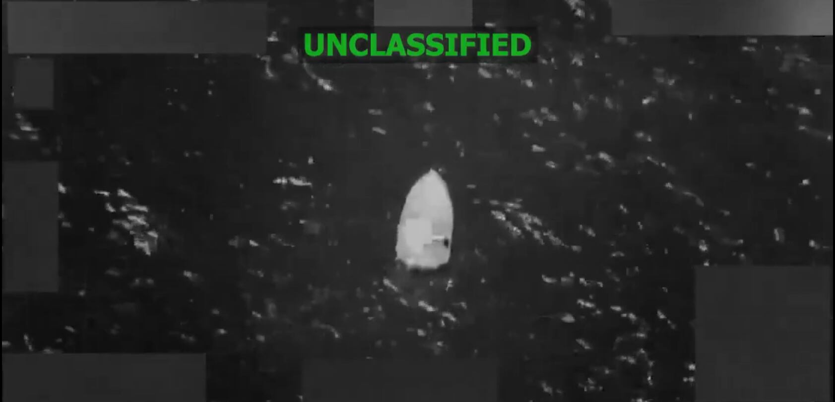 Captura de vídeo que muestra una lancha presuntamente ligada al narcotráfico antes de ser atacada por las fuerzas armadas estadounidenses.