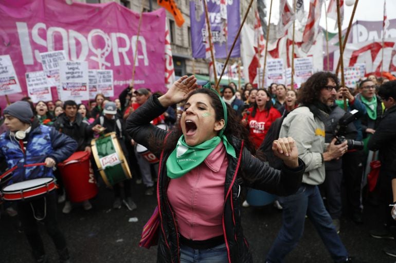 Centenares de personas a favor de la ley del aborto se manifiestan hoy, miércoles 08 de agosto de 2018, en el exterior del Senado en Buenos Aires (Argentina). 