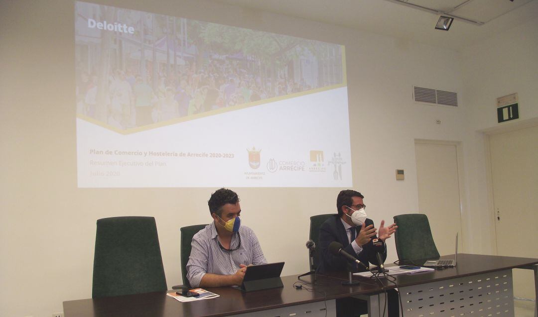 Armando Santana, concejal de Limpieza de Arrecife, junto al representante de Deloitte Canarias, Leopoldo Aznarez.