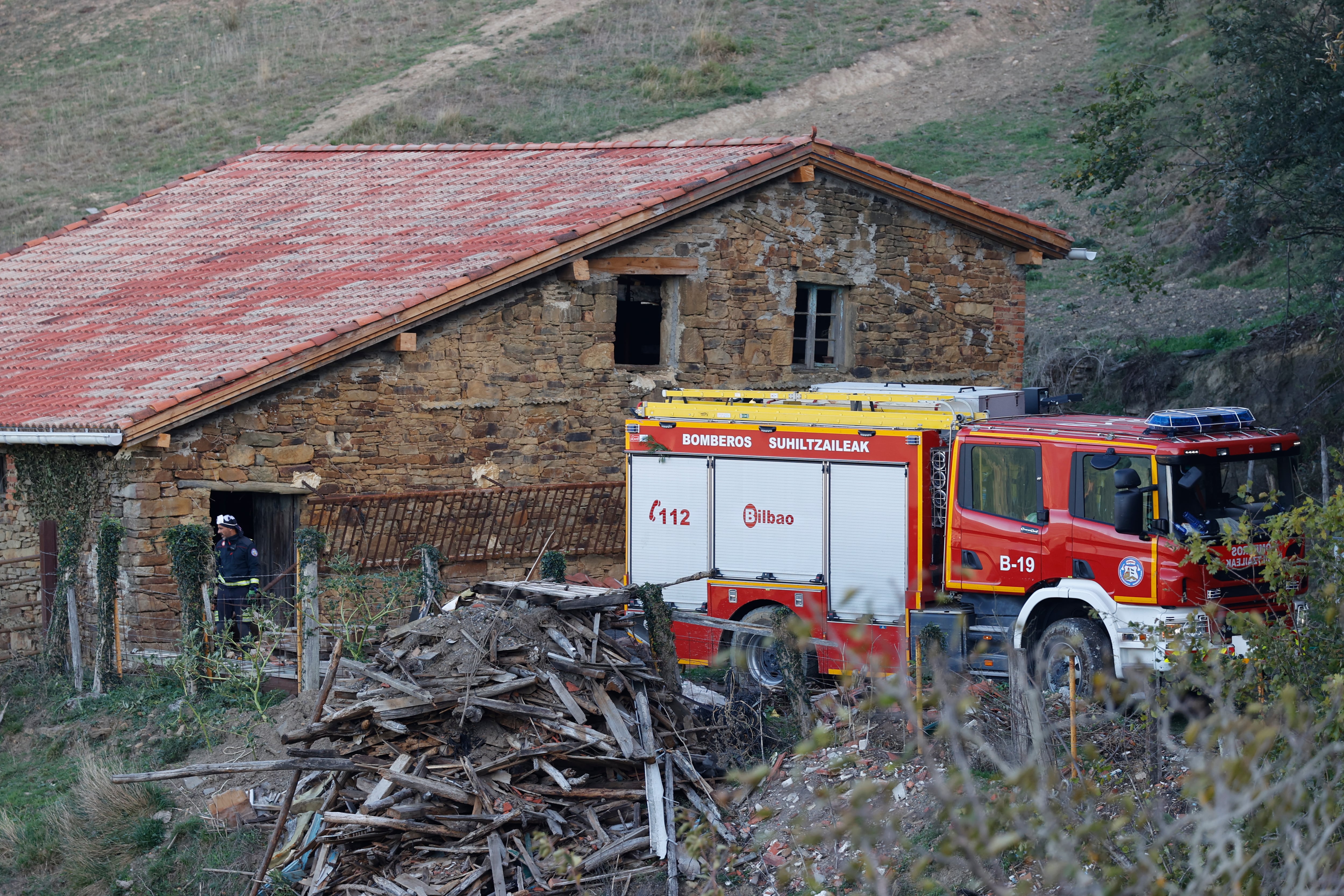 Los bomberos protegen un caserío en los montes de Vizcaya.