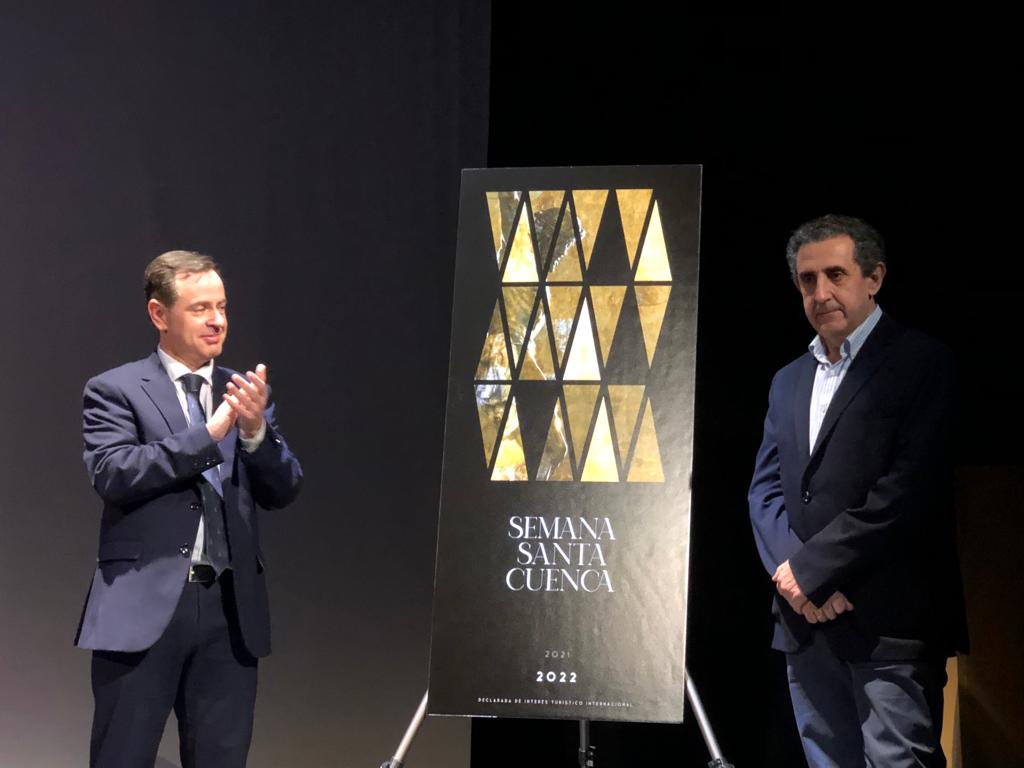 Enrique Martínez Gil (d) y el presidente de la Junta de Cofradías, Jorge Sánchez Albendea, tras la presentación del cartel de la Semana Santa de Cuenca de 2022