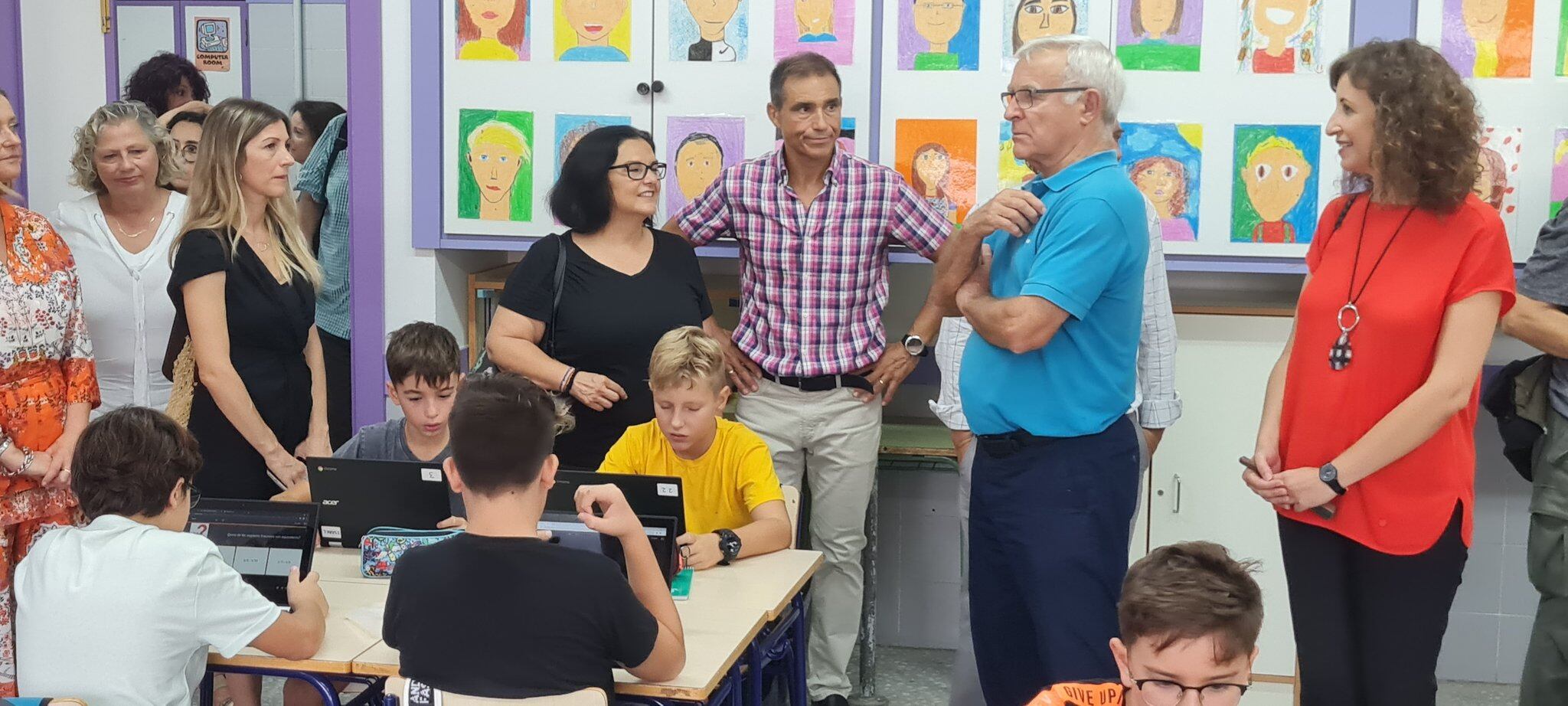 Joan Ribó, en el colegio CEIP el Grao este lunes con motivo del inicio de curso