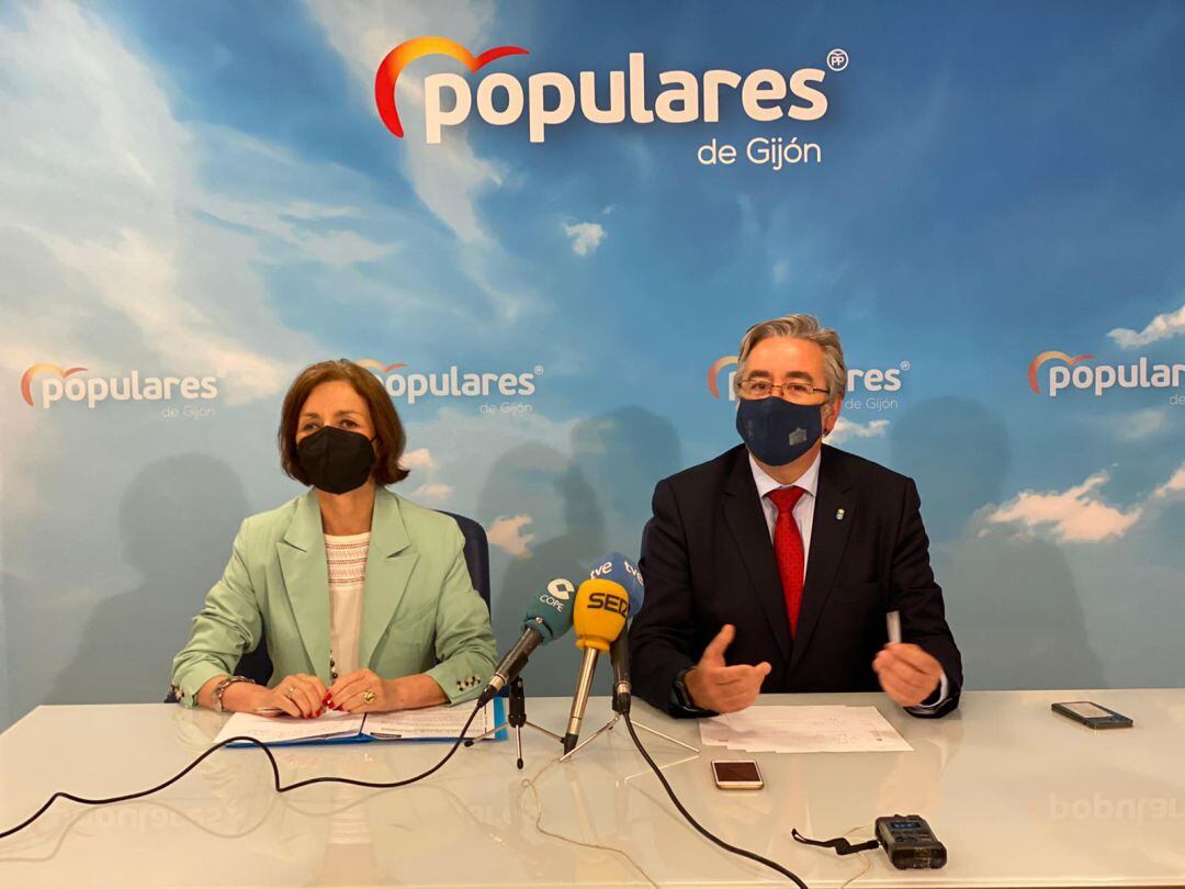 Ángeles Fernández-Ahúja y Pablo González, en la sede del PP gijonés.