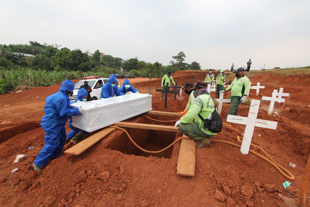 Un cementerio para víctimas de COVID-19 en Yakarta 