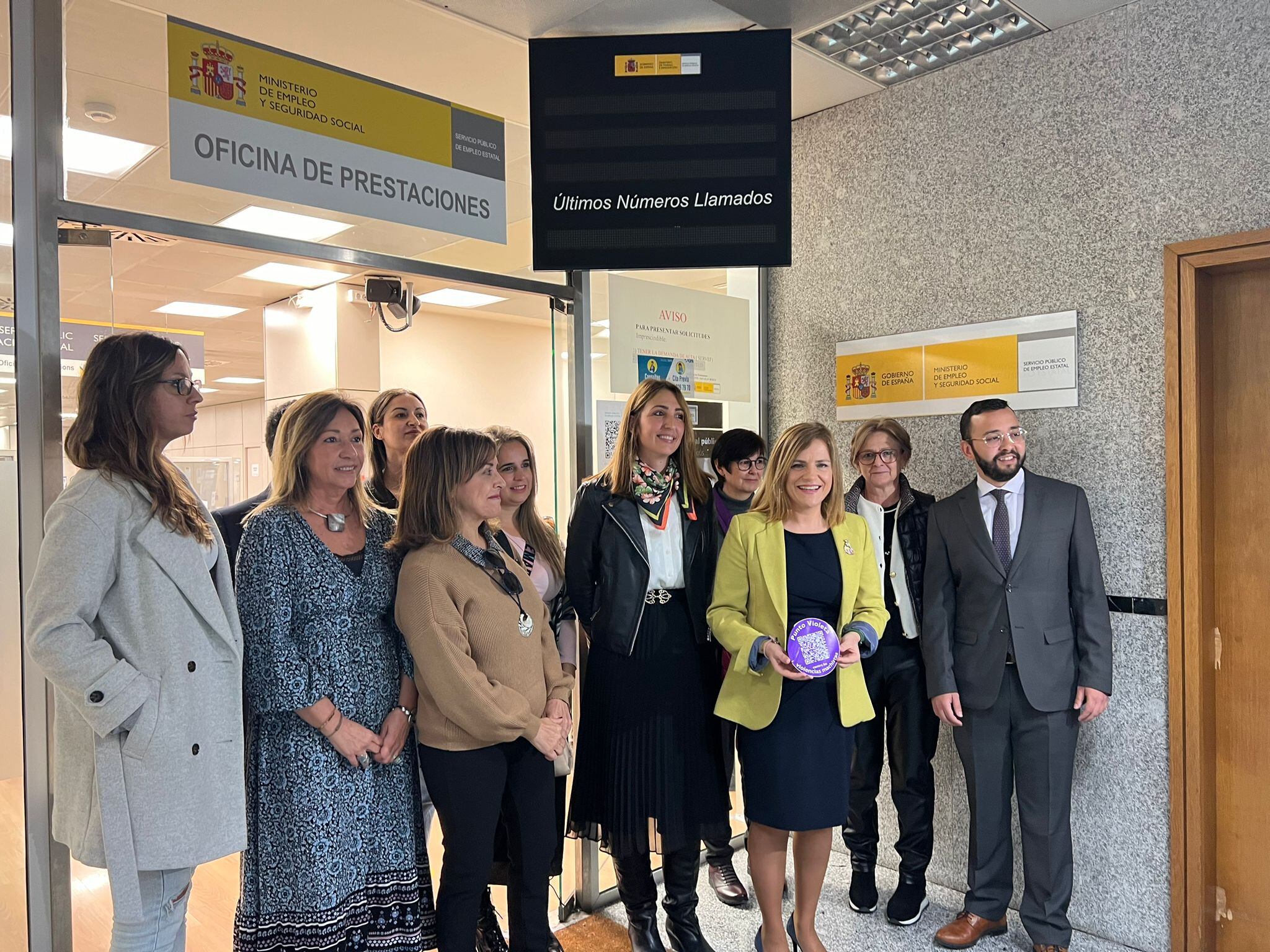 La delegada del Gobierno, Pilar Bernabé, junto al subdelegado del Gobierno, Juan Antonio Nieves y al personal de la oficina del SEPE de Alicante que cuenta ya con un Punto Violeta