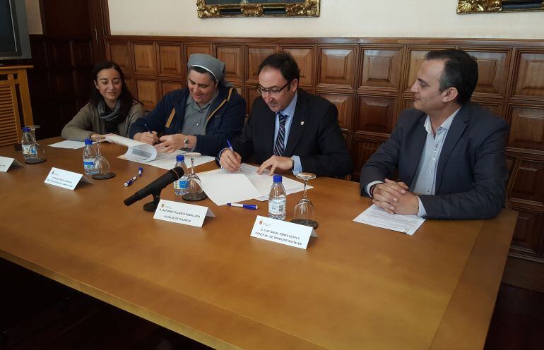 Firma del convenio entre el Ayuntamiento de Palencia y las Religiosas de María Reina Inmaculada