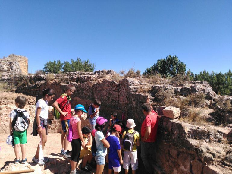 Los niños participantes en el programa Arqueopeques visitan las ruinas de la iglesia de San Ginés.