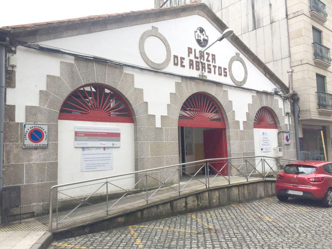 Una de las entradas a la Plaza de Abastos de A Guarda.
