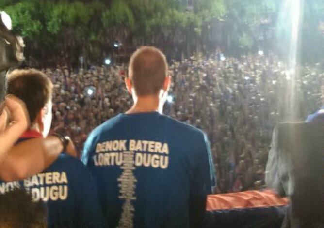 Gaizka Garitano, el técnico, fue el primero en dirigirse a los aficionados.