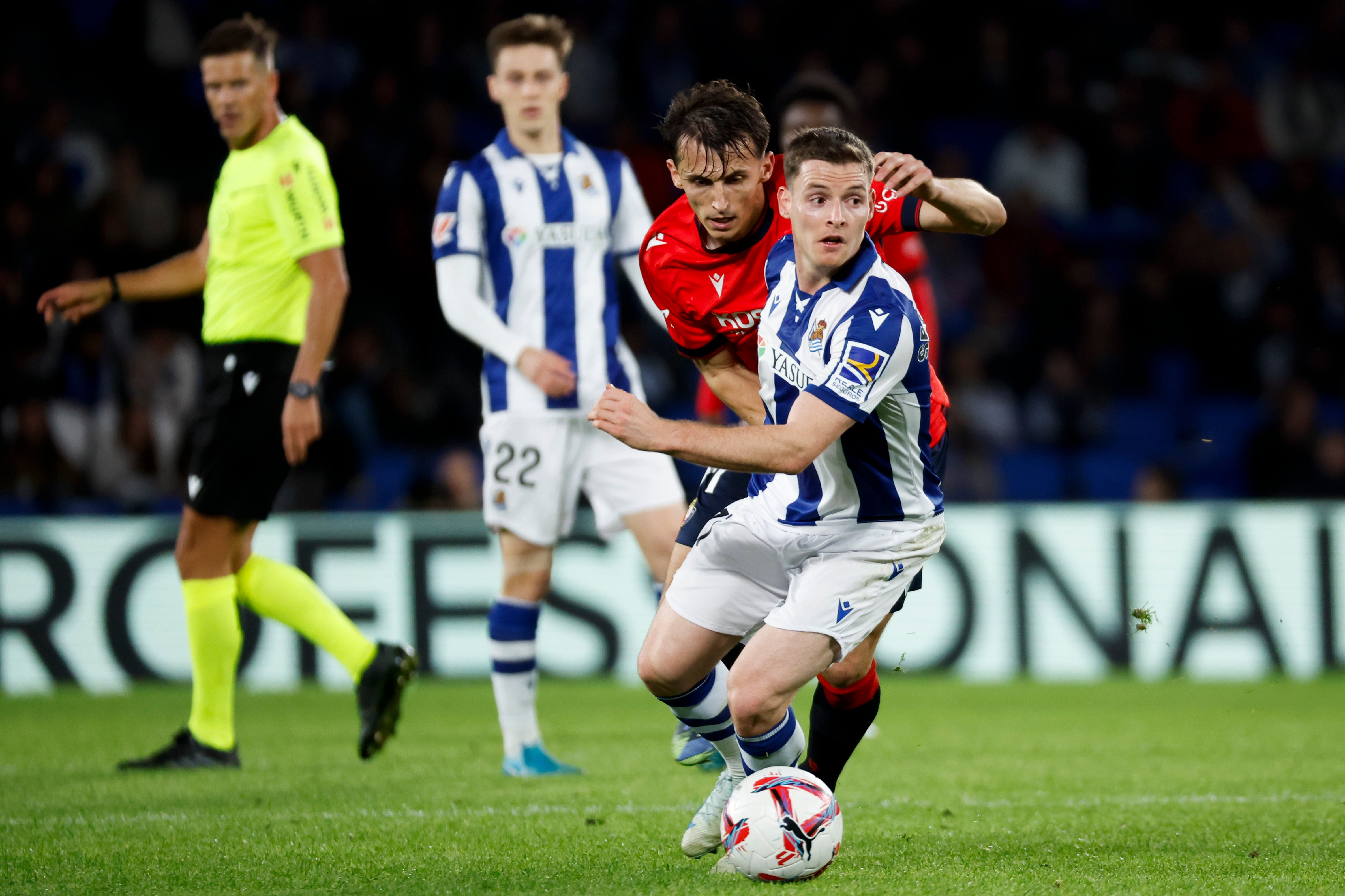 El delantero de la Real Sociedad, Sergio Gómez, se lleva el balón ante el delantero croata de Osasuna, Ante Budimir EFE / Juan Herrero.