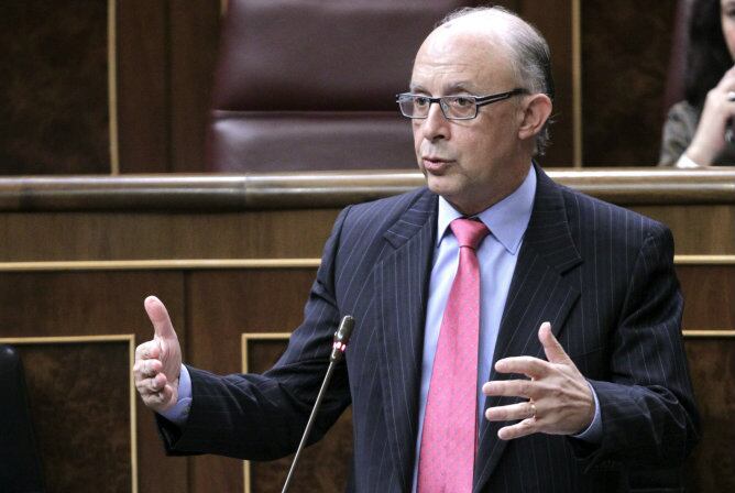 El ministro de Hacienda y Administraciones Públicas, Cristóbal Montoro, durante su intervención en la sesión de control al Gobierno del pleno del Congreso