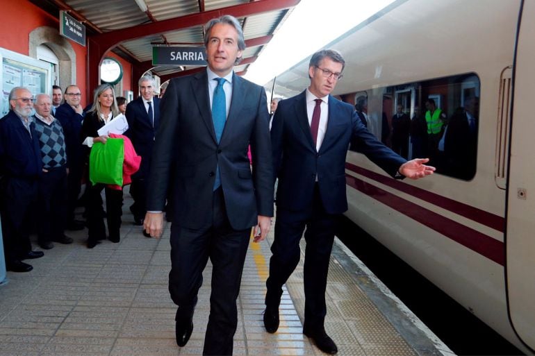 El ministro de Fomento, Íñigo de la Serna, y Alberto Núñez Feijóo subiendo al tren en Sarria