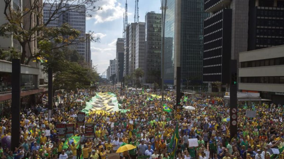 Miles de brasileños se echan a la calle para protestar contra la situación política