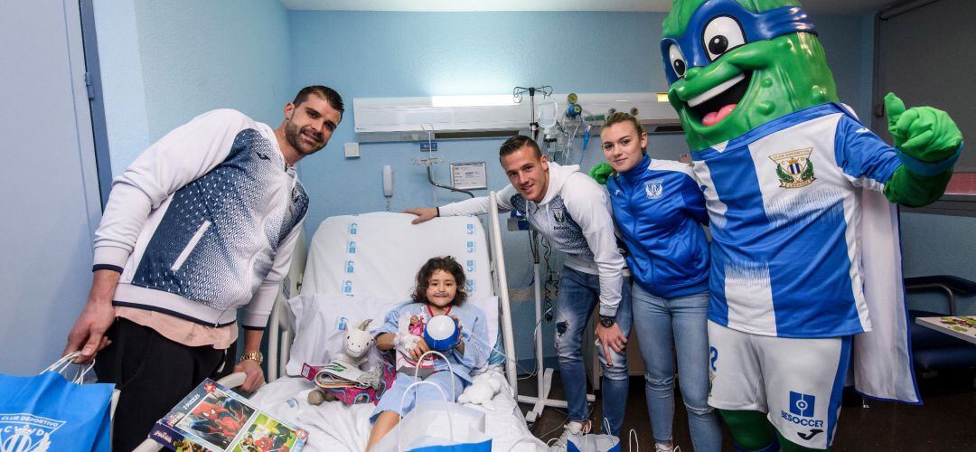 Pichu Cuellar, Rodri Tarín, Silvia Navas y Superpepino acudieron a visitar a los niños ingresados en el Hospital Severo Ochoa.