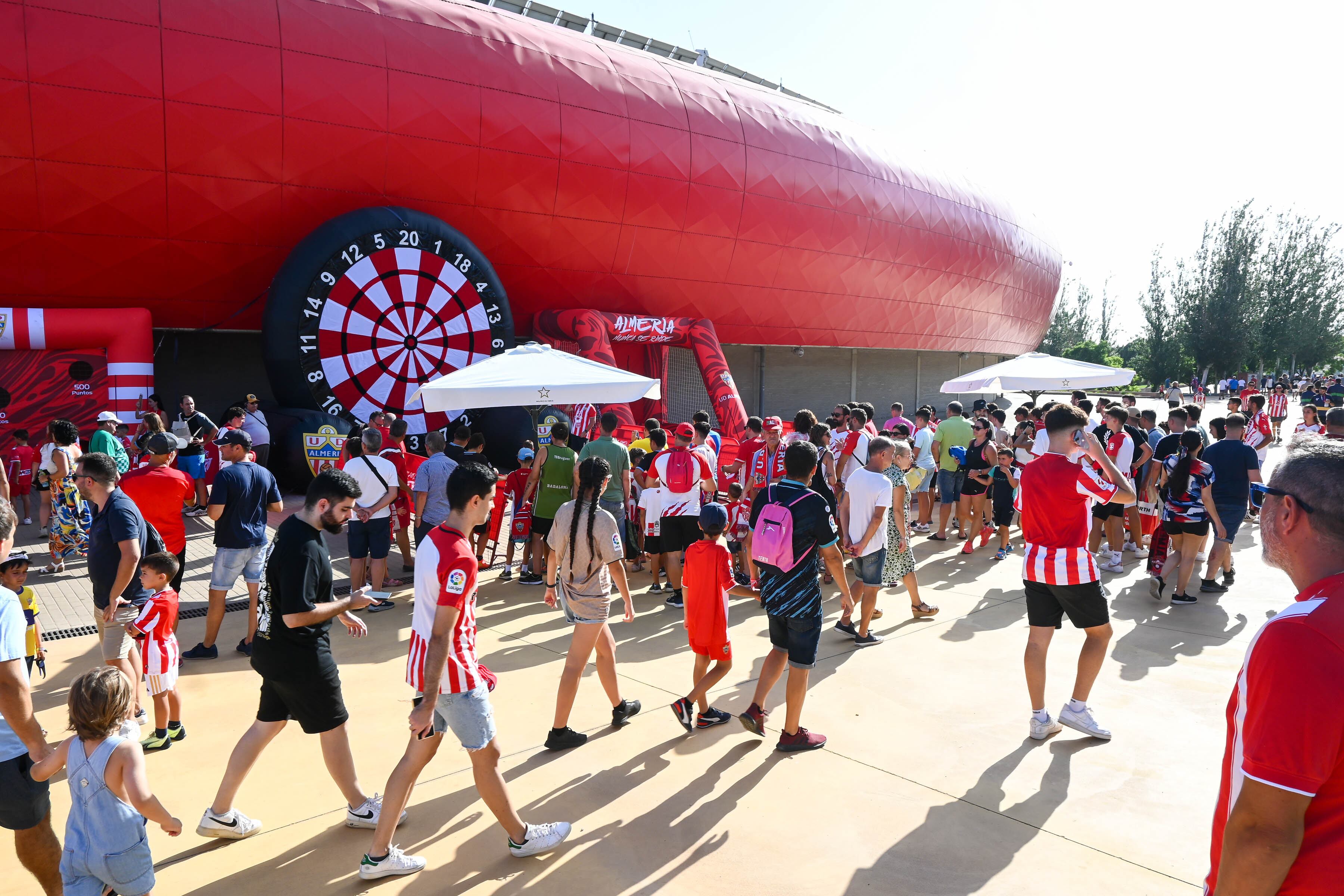 Los seguidores del Almería esperan que Garitano de en la diana.