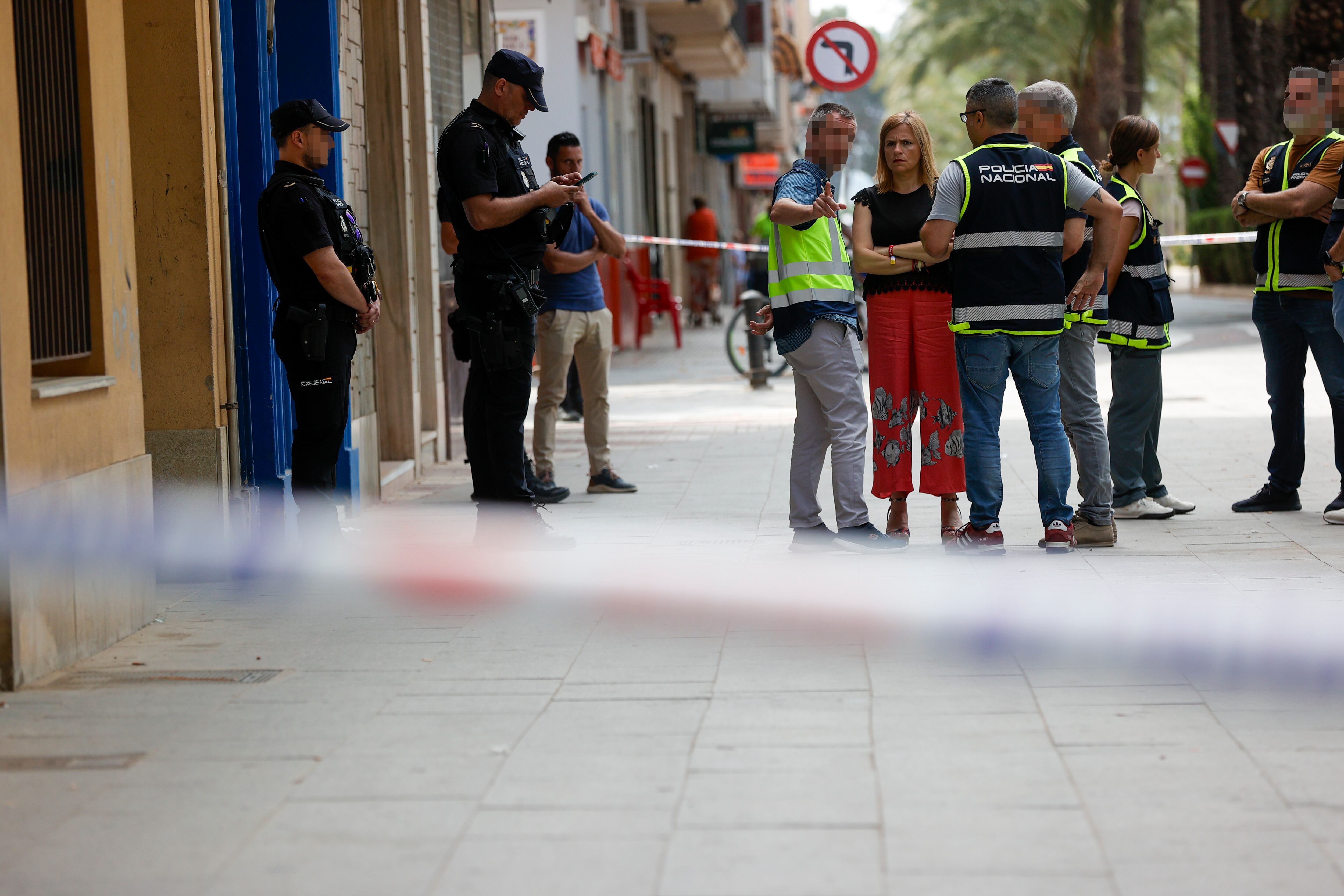 Efectivos de la Policía Nacional a las puertas del inmueble donde este miércoles un hombre de 34 años ha matado presuntamente a su mujer y a su hijo de 3 años en Algemesí (Valencia) y ha sido detenido.