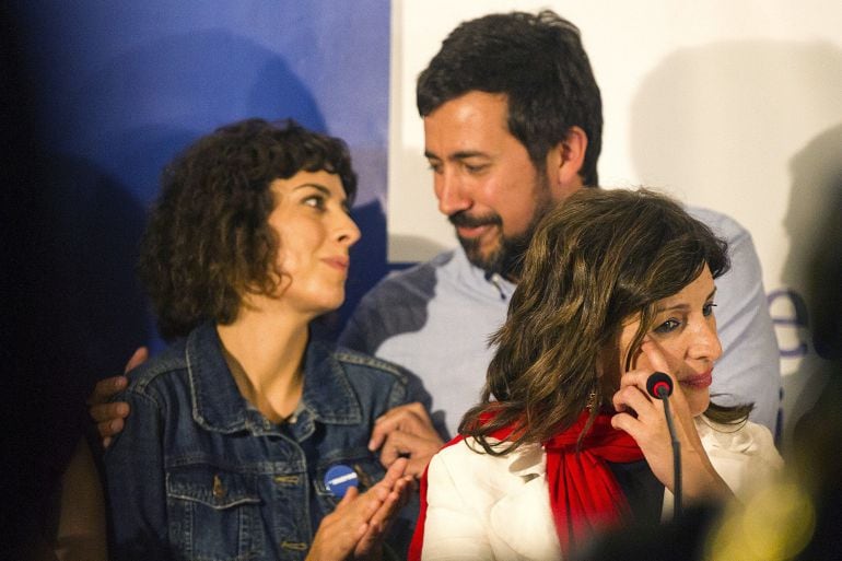 Los candidatos al congreso por la coalición &quot;En Marea&quot;, Alexandra Fernández, Antón Gómez y Yolanda Díaz, comparecen ante los medios de comunicación tras conocer los resultados de las elecciones del 26J