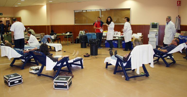 Varias personas donan sangre en la Universidad de Jaén.