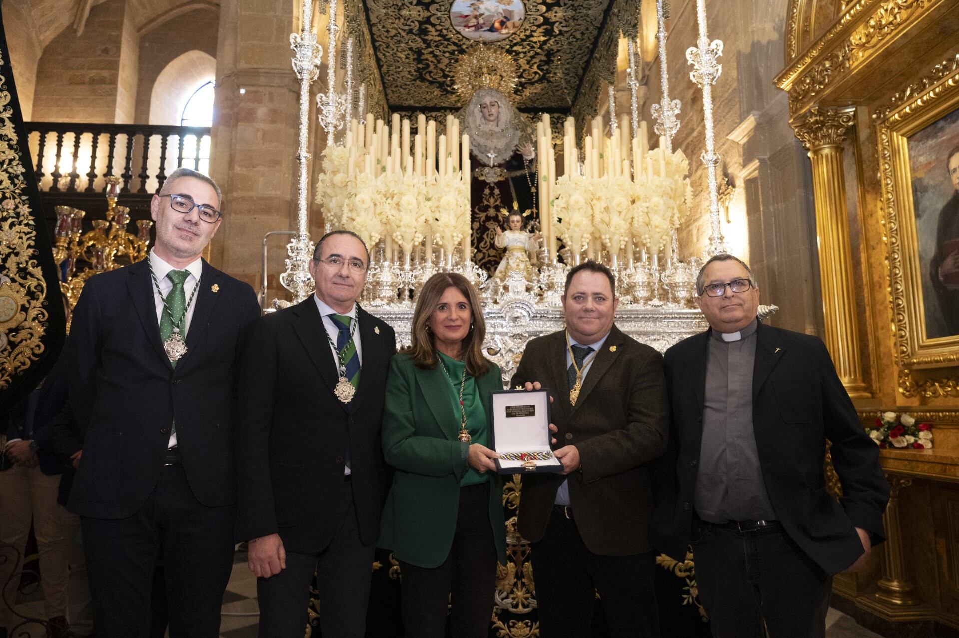 La Hermandad de la Oración en el Huerto de Linares recibe la Medalla de Oro de la ciudad en el 125 aniversario de su fundación