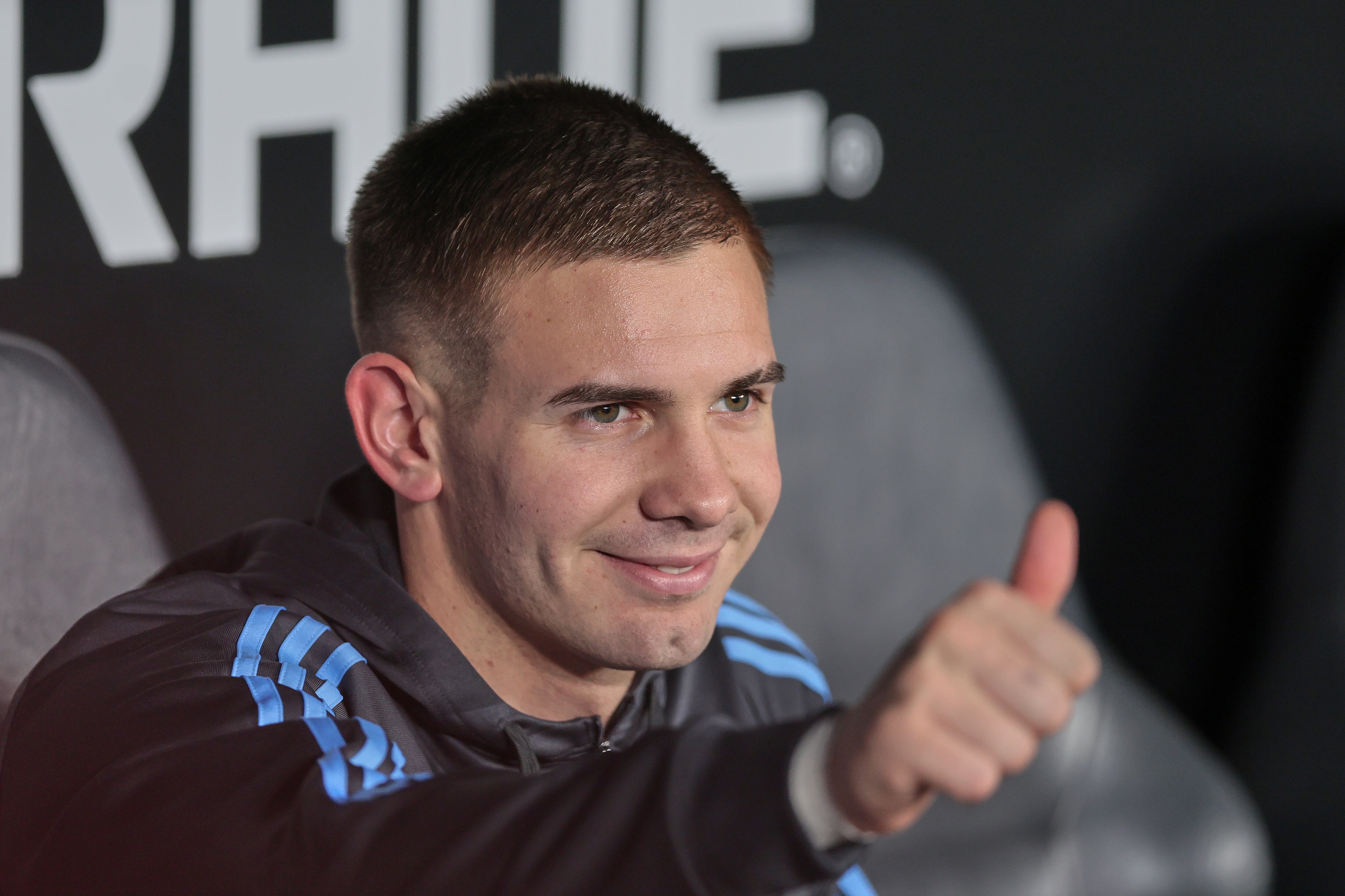 Franco Mastantuono, saluda a la cámara durante un partido con la selección de Argentina