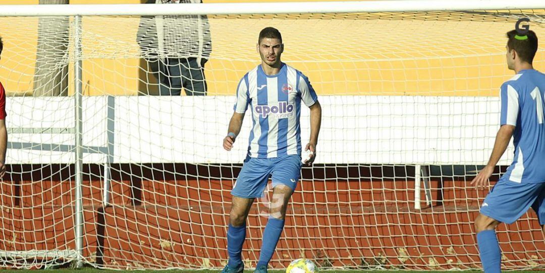 Cano con la camiseta de Recambios Colón