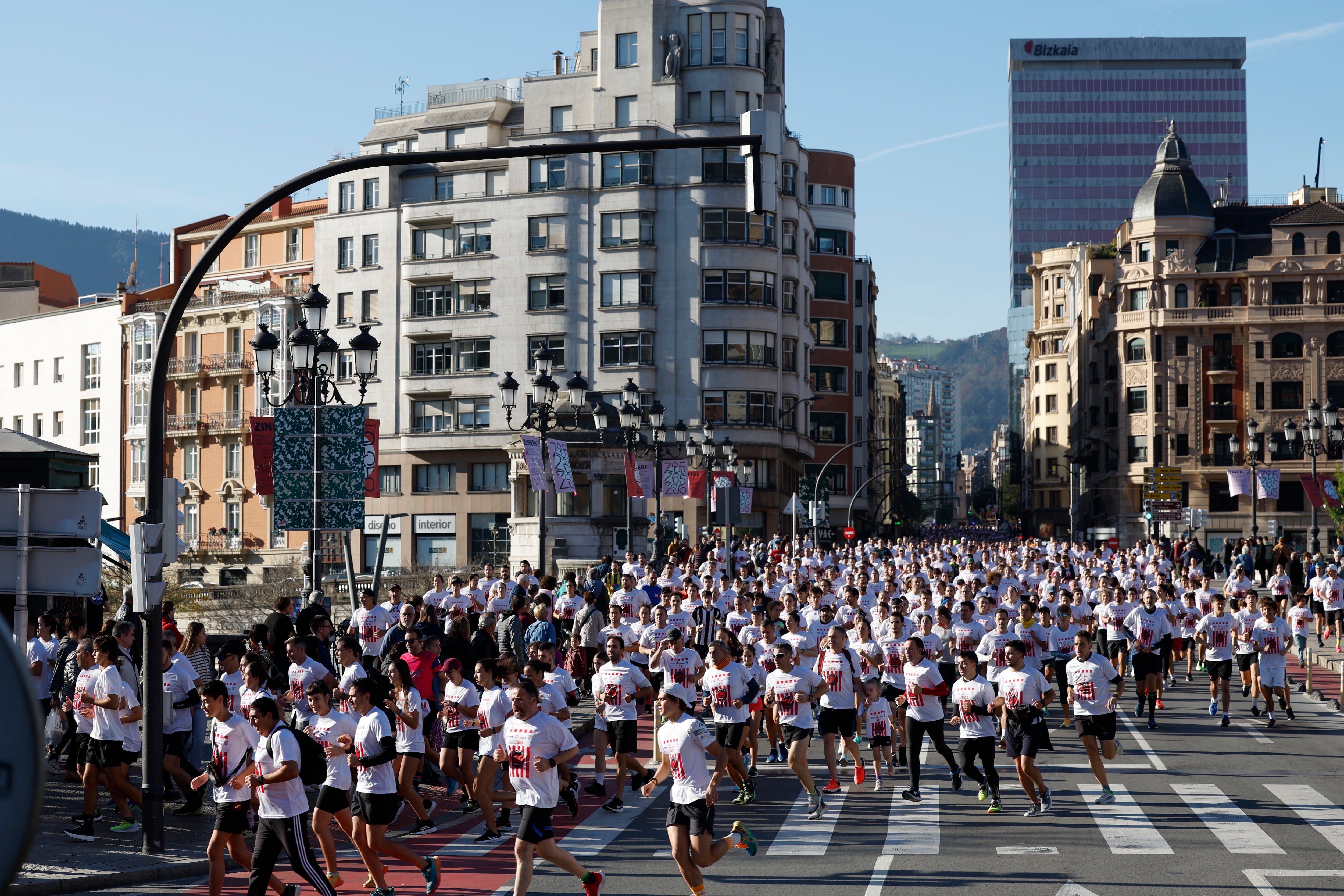 Miles de personas han participado este domingo en la 34ª Herri Krosa, popular carrera bilbaína que este año homenajea al Athletic Club por su 125 Aniversario.