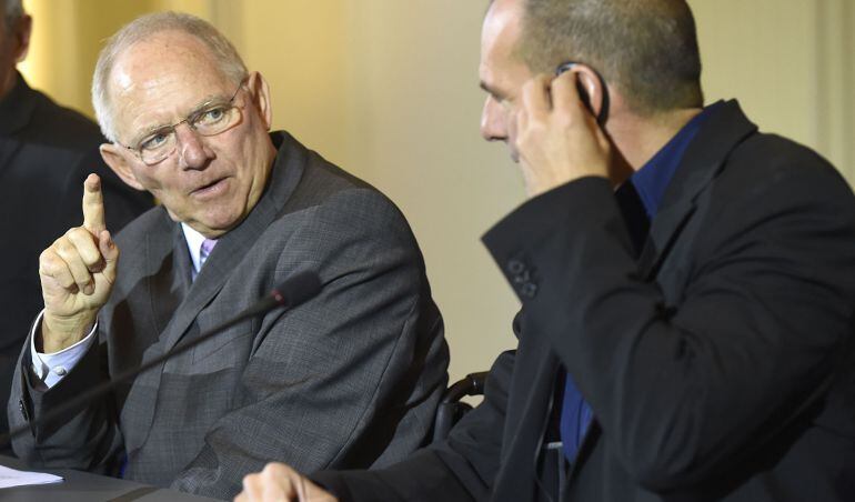 El ministro de finanzas griego Yanis Varoufakis junto a su homólogo alemán Wolfgang Schaeuble.