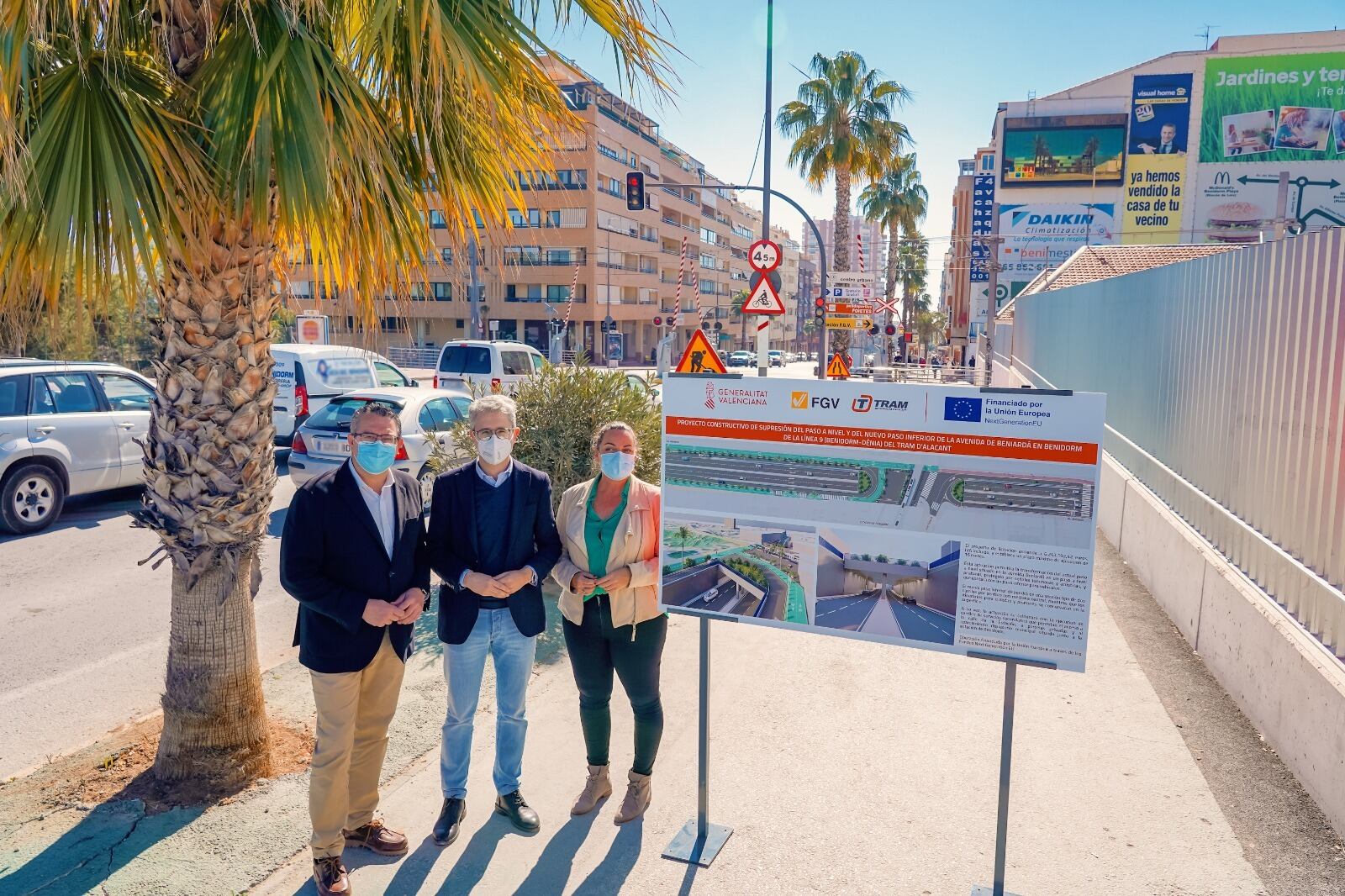 El alcalde de Benidorm Toni Pérez y el conseller de Territorio y Movilidad Arcadi España junto a la estación central del TRAM en la ciudad / GVA
