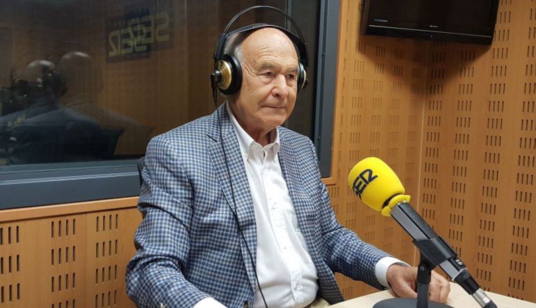 Vicente Villagrá Blanco en los estudios de Radio Palencia de la Cadena SER