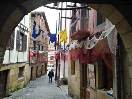 Las calles de Pasai Donibane adornadas para el Festival Marítimo