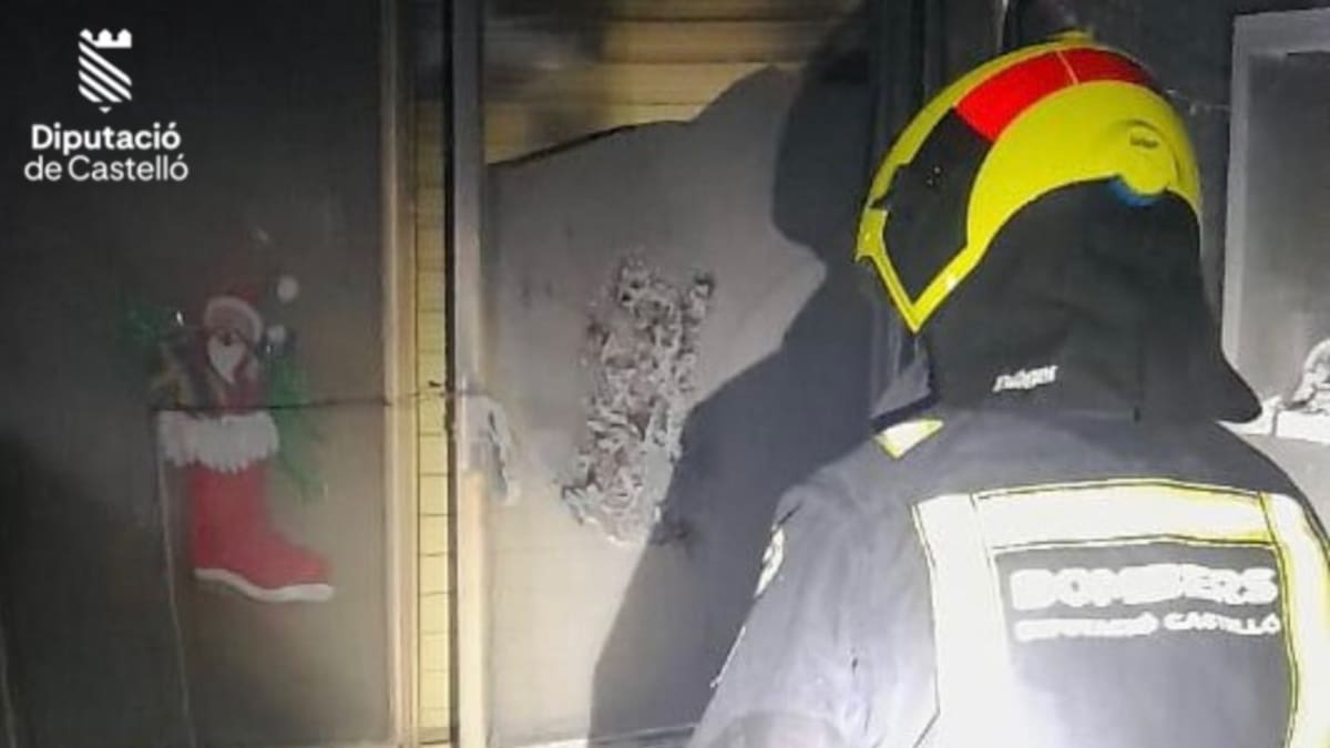 Un árbol de Navidad provoca un incendio en Betxí