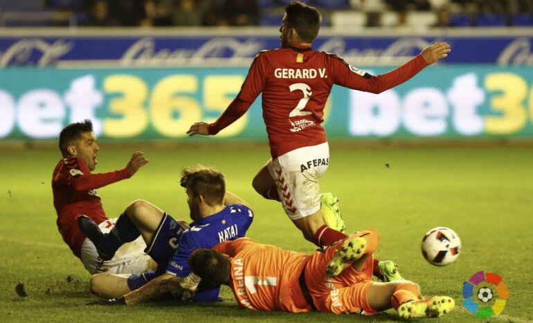 La defensa del Nàstic evita un gol de l&#039;Alavés.