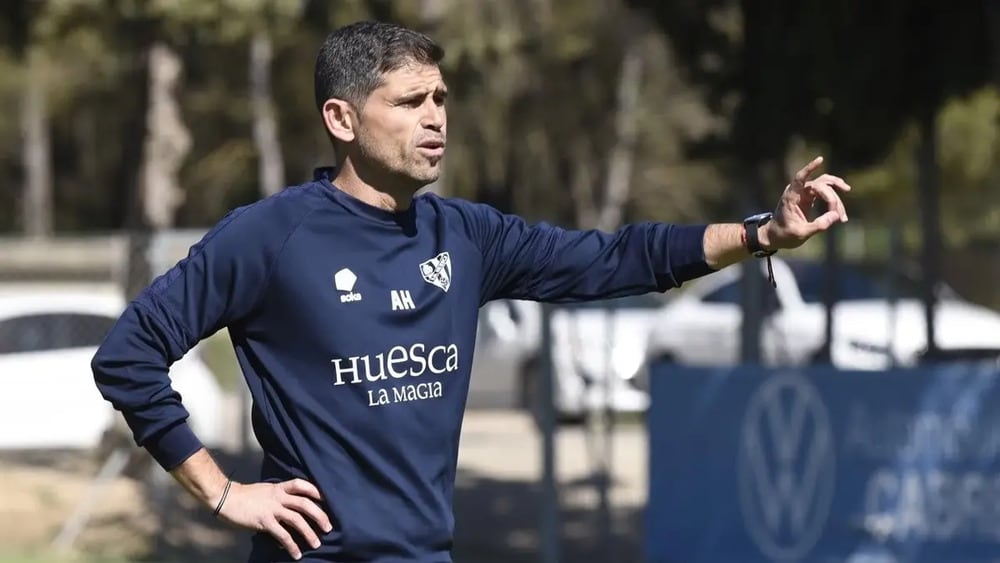 Antonio Hidalgo dirigiendo un entrenamiento del Huesca la pasada Liga