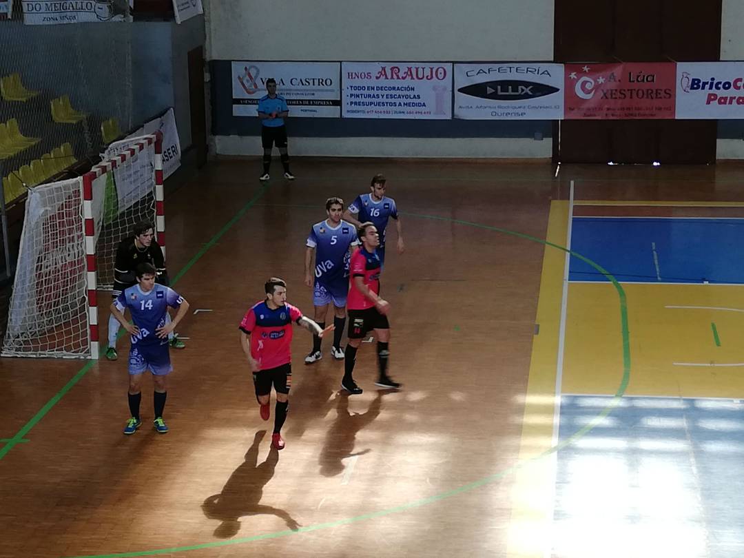 Primer derbi de la temporada en la Segunda División B, Tres Cuñados del Barco de Valdeorras, Sala Ourense, dos equipos en racha.