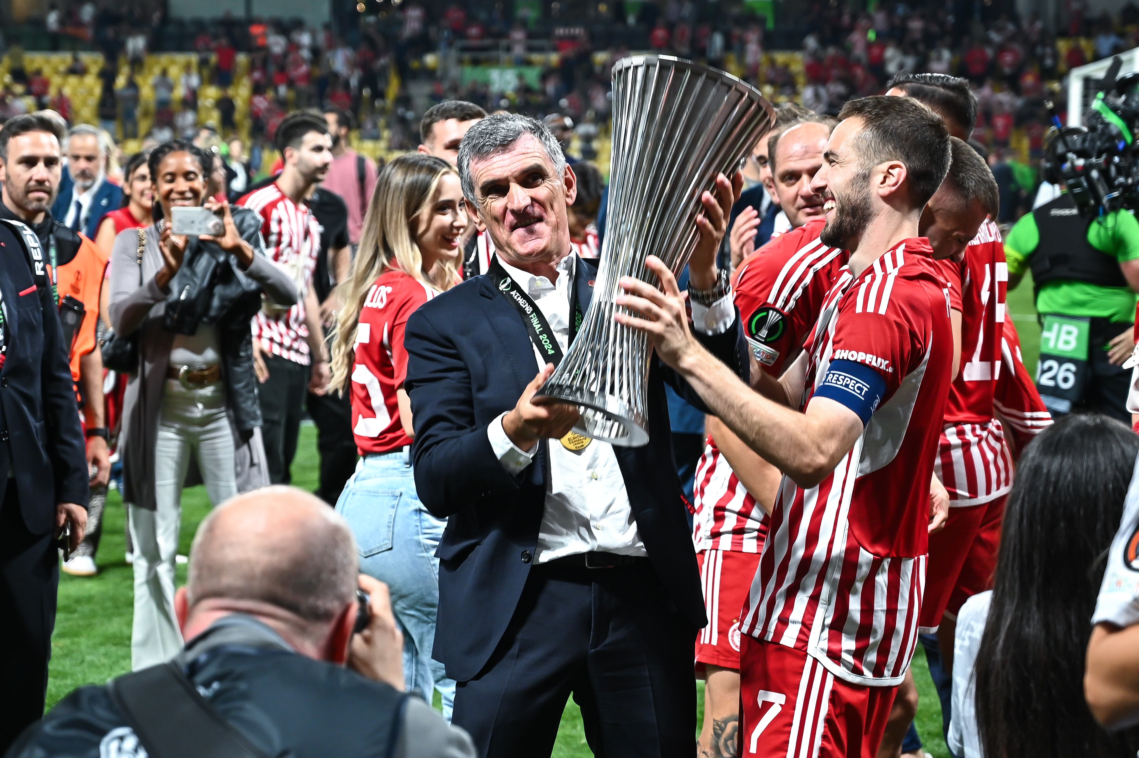 José Luis Mendilibar y Kostas Fortounis levantan el trofeo de la UEFA Conference League