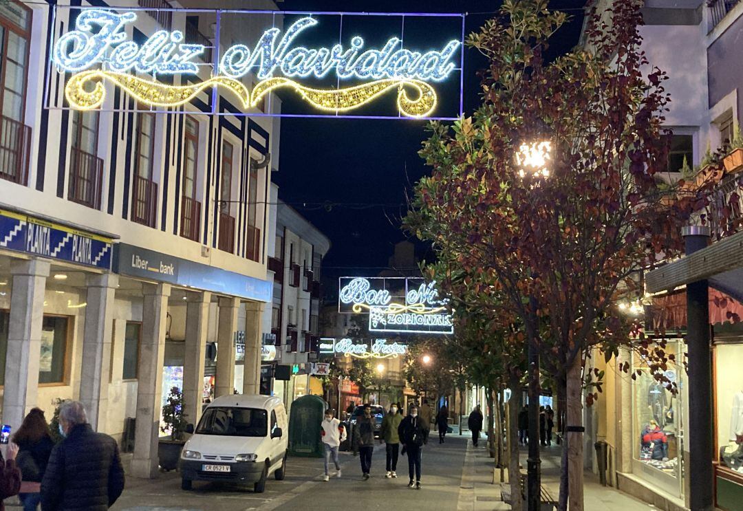 Imagen de la decoración navideña de la Calle Virgen de Valdepeñas (Ciudad Real)