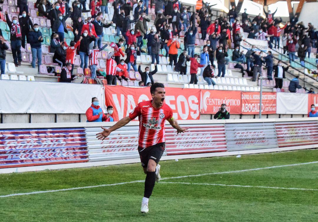 Dani Hernández, capitán rojiblanco, celebrando un gol en el Ruta