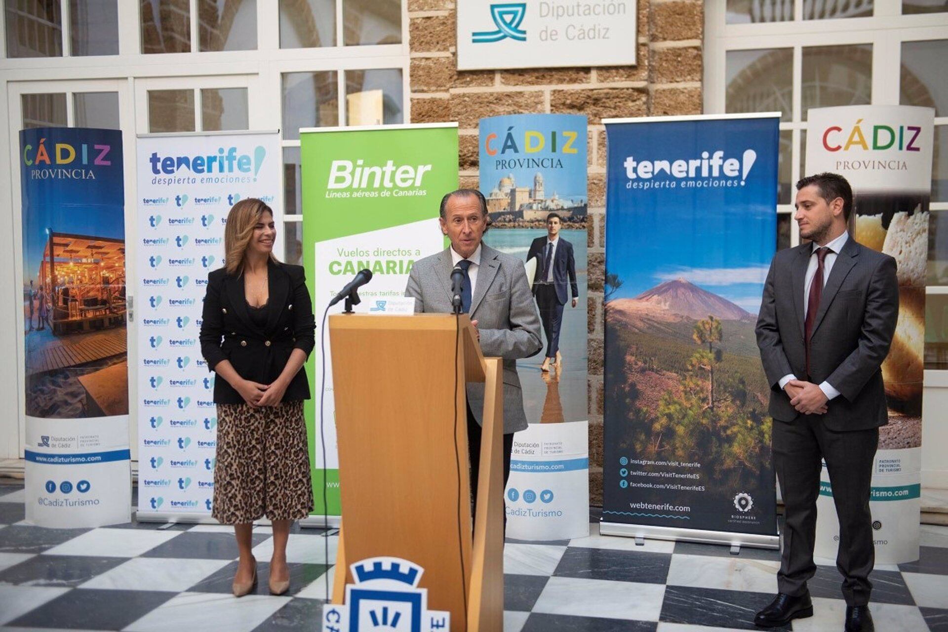 La directora insular de Turismo de Tenerife, Laura Castro, el vicepresidente primero de Diputación de Cádiz, José María Román, y el responsable comercial de la aerolínea Binter, Daniel Rosales