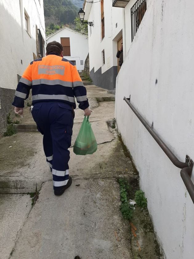 Protección civil asiste a las personas mayores en la compra