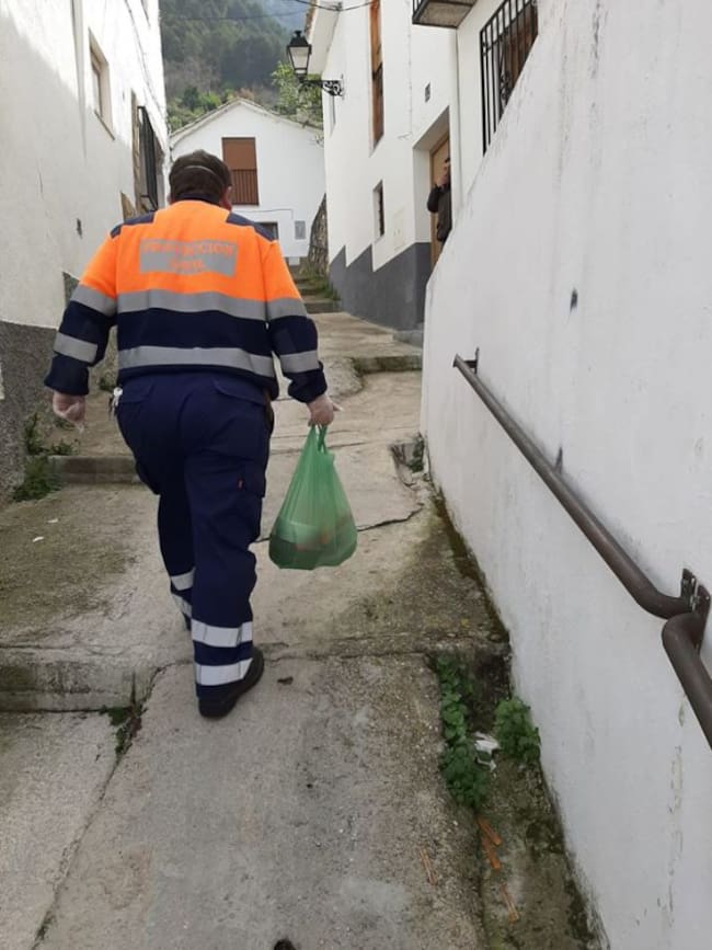 Protección civil asiste a las personas mayores en la compra